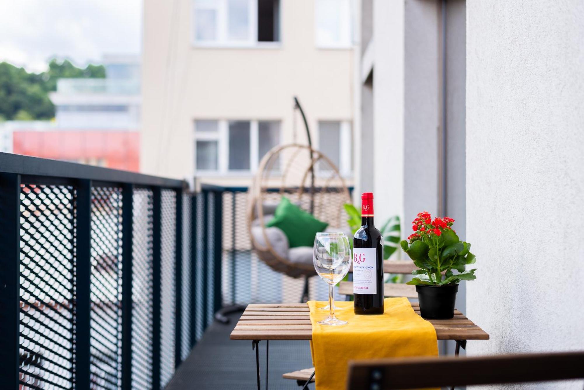 2-Level Apartments On Krizikova Near The Metro Prague Exterior photo