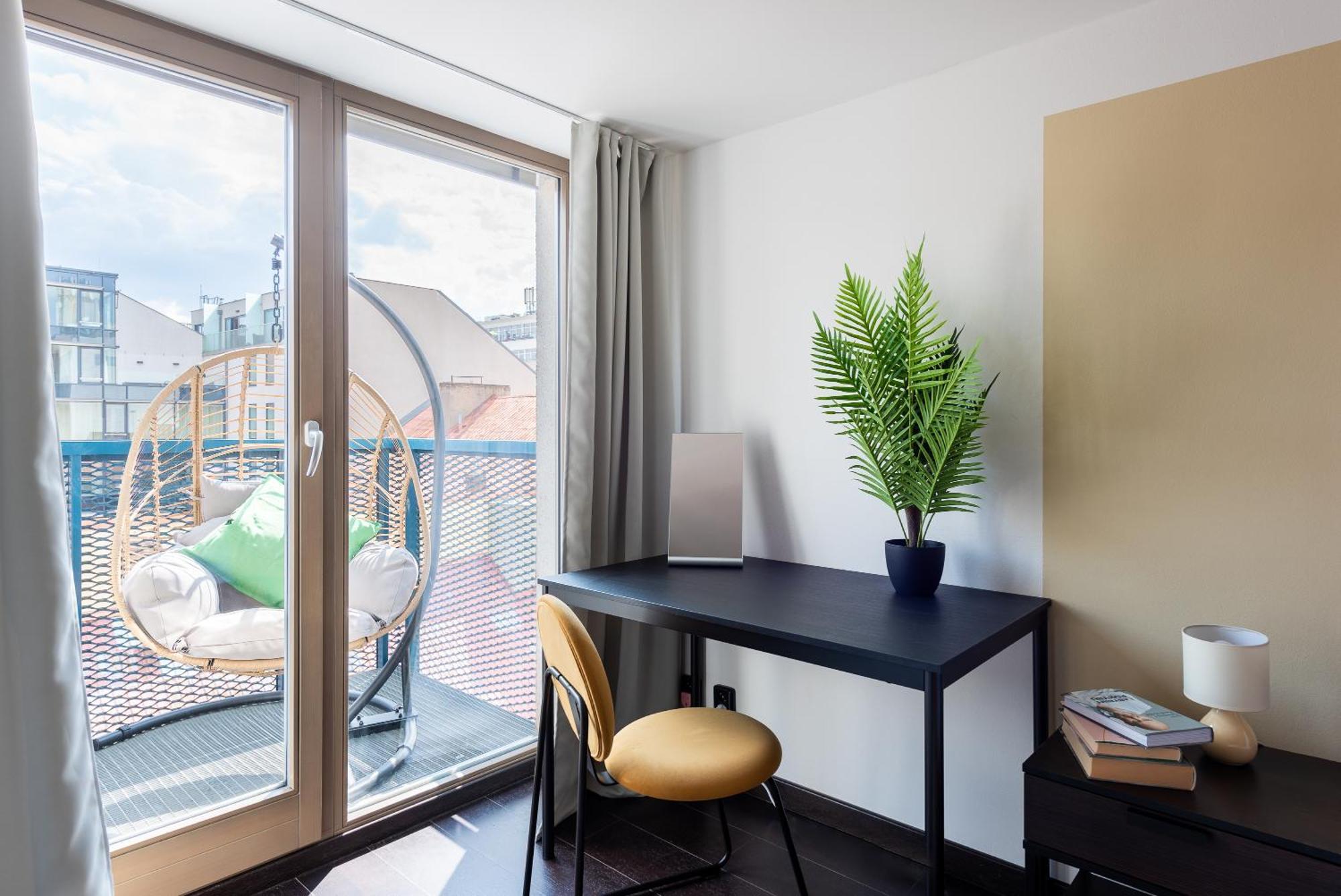 2-Level Apartments On Krizikova Near The Metro Prague Exterior photo