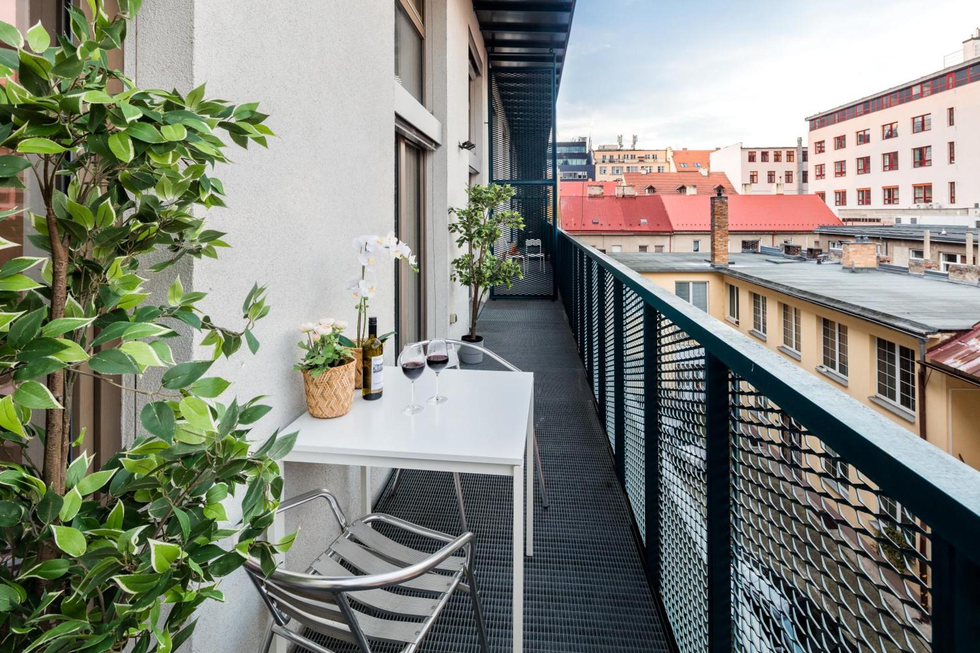 2-Level Apartments On Krizikova Near The Metro Prague Exterior photo