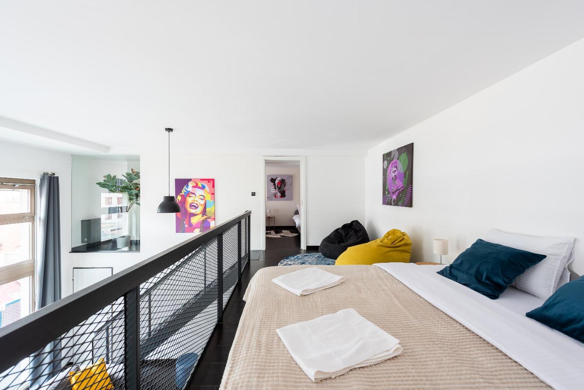 2-Level Apartments On Krizikova Near The Metro Prague Exterior photo